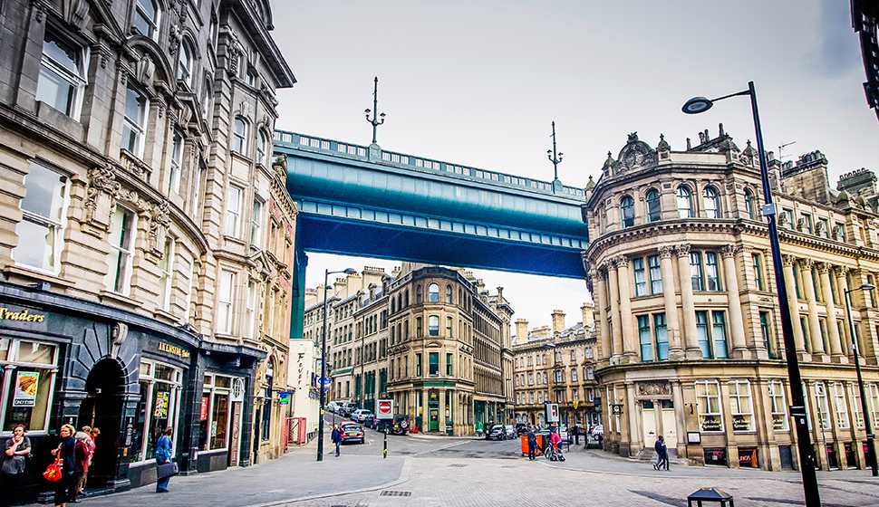 如果将来地球被太阳吞噬，人类会移居土星这颗卫星，现或已有生命